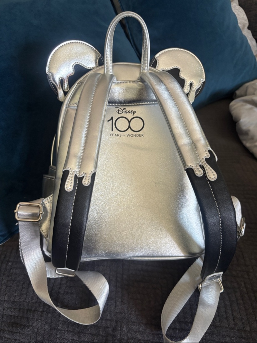 Loungefly Metallic Silver Minnie Mouse Mini Backpack - Picture 4 of 8